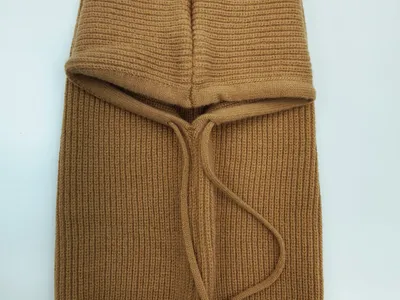 Kamelbrauner Rippstrick-Balaclava mit Waffelstruktur-Kapuze und verstellbarem Kordelzug, flach auf weißem Hintergrund