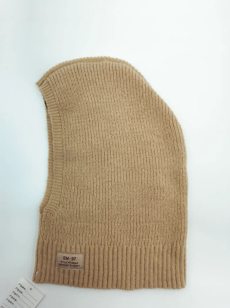 Beigefarbene Rippstrick-Balaclava flach liegend mit sichtbarem SM-97-Label, Vollgesichts-Wintermütze in Kamel-Beige-Ton
