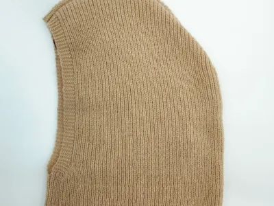Beigefarbene Rippstrick-Balaclava flach liegend mit sichtbarem SM-97-Label, Vollgesichts-Wintermütze in Kamel-Beige-Ton