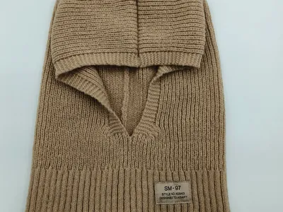 Beigefarbene Rippstrick-Balaclava-Skimaske mit breitem Umlegekragen und V-förmiger Gesichtsöffnung, flach auf weißem Hintergrund