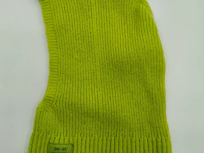 Limetten-grüne Rippstrick-Balaclava mit Vollgesichtsabdeckung flach auf weißem Hintergrund mit kleinem Aufnäher