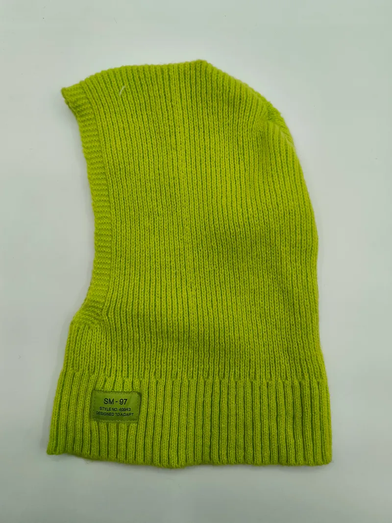 Limetten-grüne Rippstrick-Balaclava mit Vollgesichtsabdeckung flach auf weißem Hintergrund mit kleinem Aufnäher