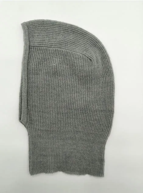 Draufsicht einer grauen Rippstrick-Balaclava mit ovaler Gesichtsöffnung auf weißem Untergrund