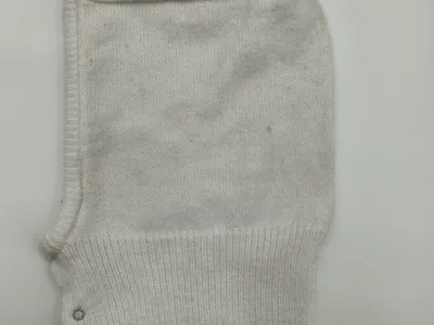 Weiße Strickhaube mit geripptem Abschluss und metallischen Druckknöpfen, vollflächige Gesichtsbedeckung auf hellem Hintergrund