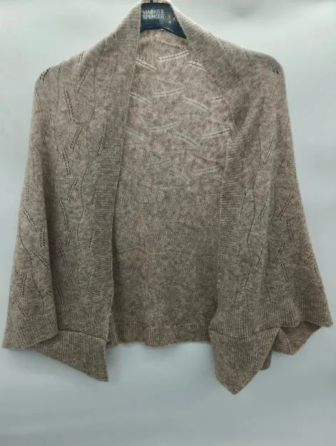 Taupefarbener feinstrick Shrug mit Pointelle-Spitzenmuster und Fledermausärmeln auf einem Kleiderbügel