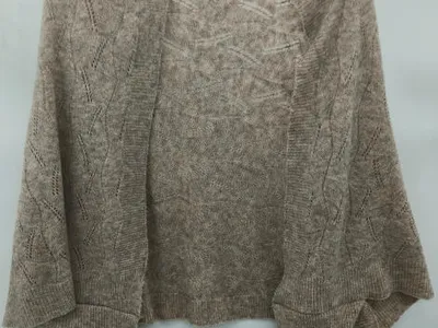 Taupefarbener feinstrick Shrug mit Pointelle-Spitzenmuster und Fledermausärmeln auf einem Kleiderbügel