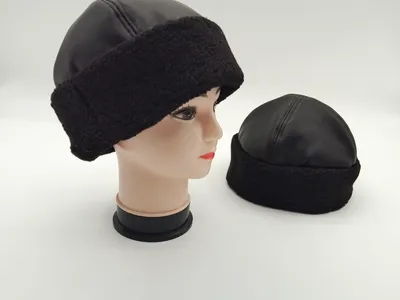 Schwarze Kunstleder-Beanie mit dicker Sherpa-Fleece-Krempe, auf Mannequin-Kopf und separat auf weißem Hintergrund präsentiert