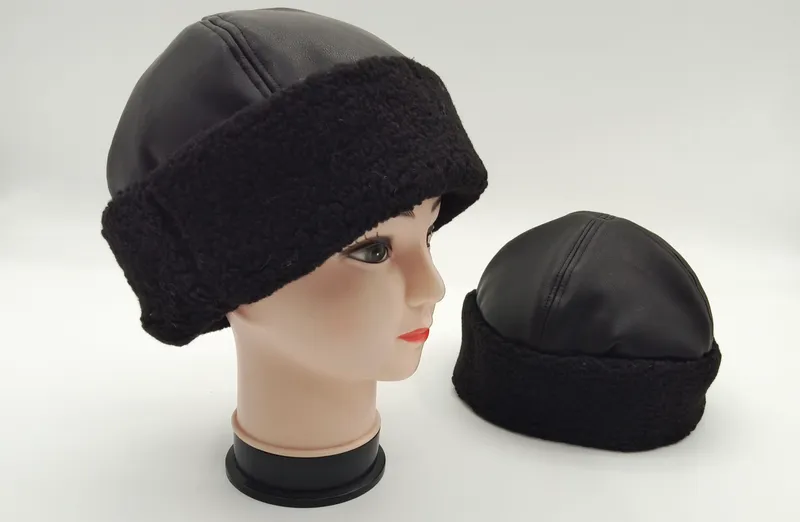 Schwarze Kunstleder-Wintermütze mit Sherpa-Fleece-Band auf Mannequin-Kopf und als Einzelstück, Unisex-Kältemütze