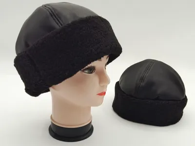 Schwarze Kunstleder-Wintermütze mit Sherpa-Fleece-Band auf Mannequin-Kopf und als Einzelstück, Unisex-Kältemütze