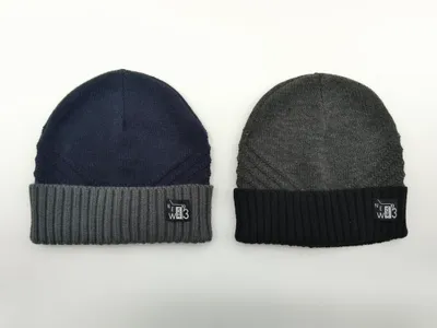 Zwei Strickmützen nebeneinander: Marineblau mit grauer Rippenkrempe und Anthrazit mit schwarzer Rippenkrempe, beide mit New-York-93-Aufnäher