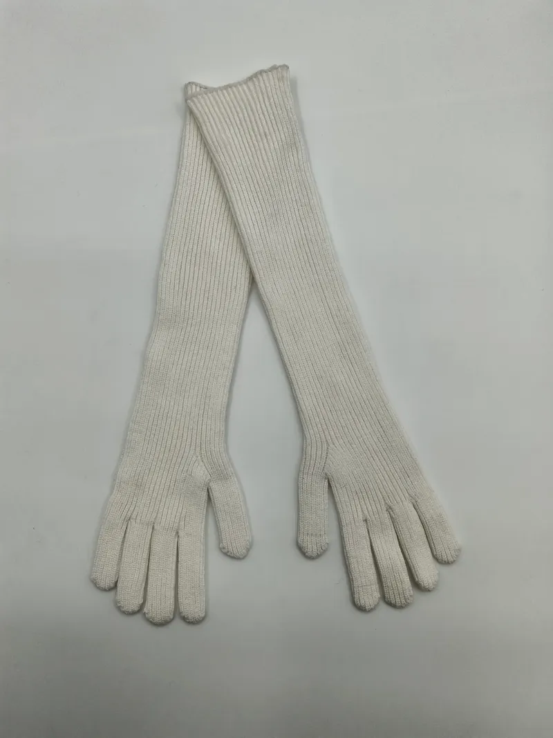 Paar lange elfenbeinfarbene Rippenstrick-Opernhandschuhe in voller Länge bis zum Ellbogen, flach auf weißem Untergrund liegend