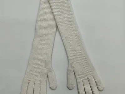 Paar lange elfenbeinfarbene Rippenstrick-Opernhandschuhe in voller Länge bis zum Ellbogen, flach auf weißem Untergrund liegend