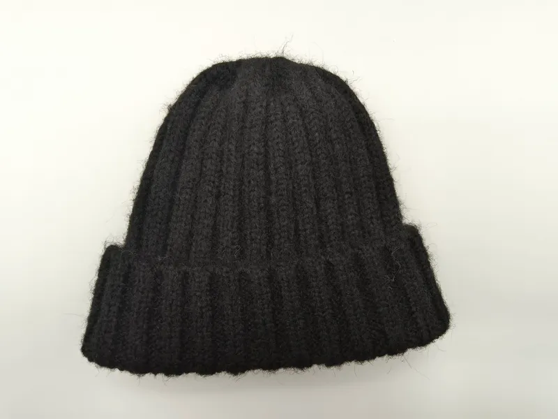 Schwarze Wintermütze aus flauschigem Wollmix mit grober Rippenstruktur und breitem gefaltetem Bündchen