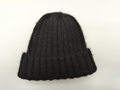 Schwarze Wintermütze aus flauschigem Wollmix mit grober Rippenstruktur und breitem gefaltetem Bündchen