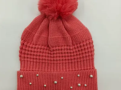 Lachs-rosafarbene Rippenstrick-Beanie mit Kunstfell-Bommel auf der Spitze und Perlen-Nieten-Verzierung am Bündchen