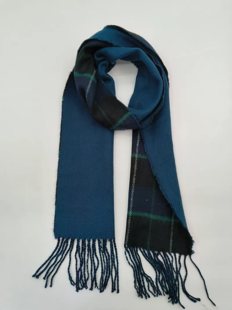 Doppelseitiger Winterschal: eine Seite einfarbig Blaugrün, andere Seite Tartan-Karo in Marine und Grün, mit geknoteten Quastenden