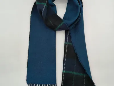 Doppelseitiger Winterschal: eine Seite einfarbig Blaugrün, andere Seite Tartan-Karo in Marine und Grün, mit geknoteten Quastenden