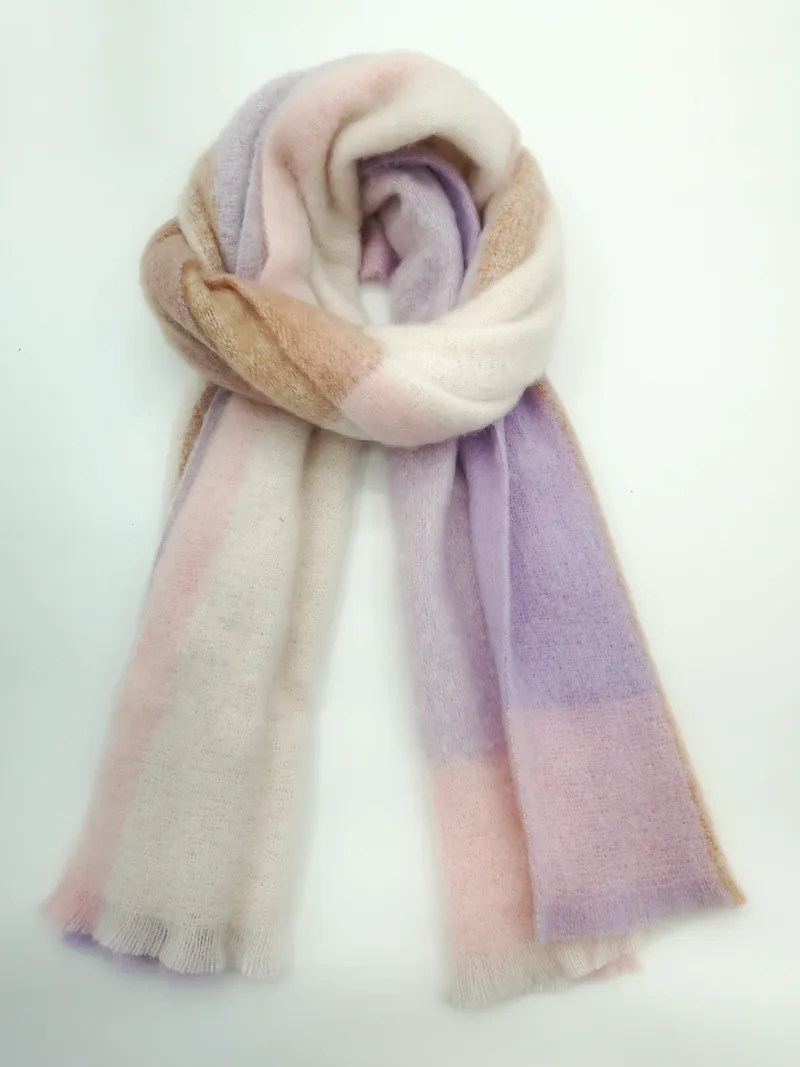 Aufgerollter Mohair-Mischschal mit sanften Farbblöcken in Lavendel, Zartrosa, Creme und Kamel auf weißem Hintergrund