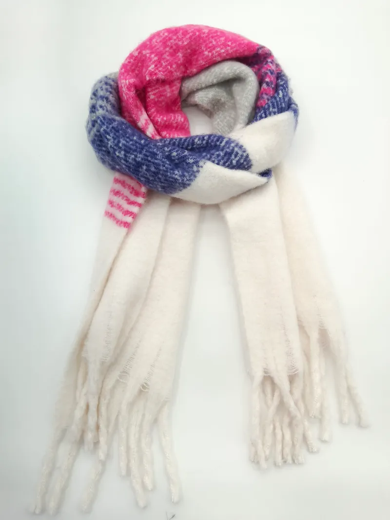 Aufgerollter XXL-Winterschal mit Karomuster in Pink, Blau und Creme sowie langen Fransenenden auf weißem Hintergrund
