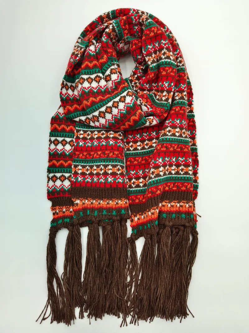 Aufgerollter Fair-Isle Strickschal in Rot, Grün, Orange und Weiß mit geometrischen Mustern und langen braunen Fransenden