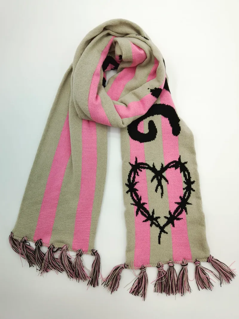 Gestrickter Schal in Beige und Rosa mit schwarzem Stacheldraht-Herz-Motiv und geknoteten Fransenden