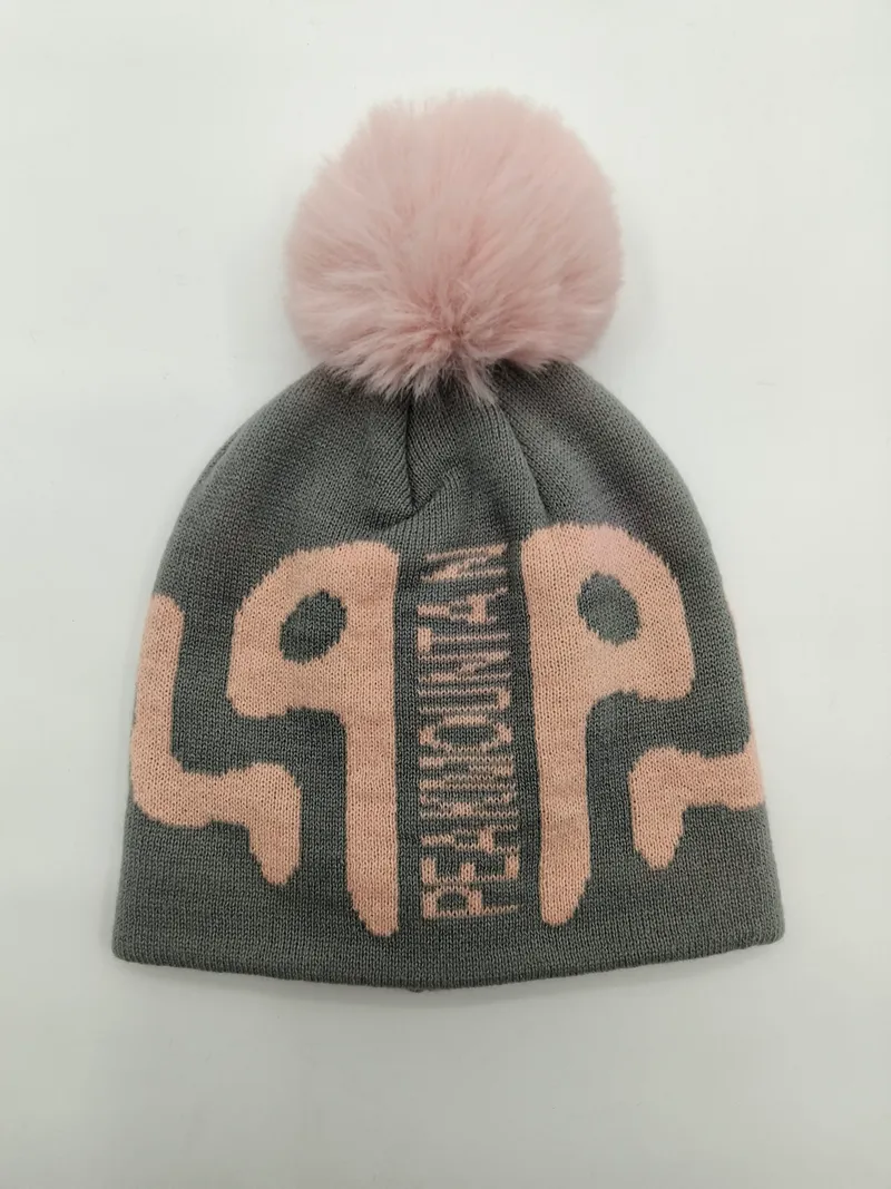 Graue Winterstrickmütze mit großen rosa Buchstaben-Aufdruck und flauschigem rosa Kunstfell-Bommel oben