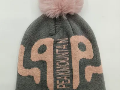 Graue Winterstrickmütze mit großen rosa Buchstaben-Aufdruck und flauschigem rosa Kunstfell-Bommel oben