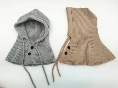 Zwei Rippenstrick-Kapuzen-Nackenwärmer in Grau und Beige mit schwarzen Knöpfen und Zugbandverschluss, flach auf weißem Hintergrund