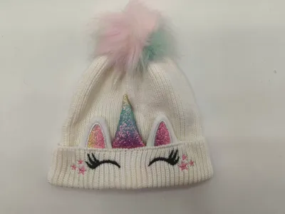 Weiße Rippenstrickmütze für Kinder mit Glitzerhorn, rosa Öhrchen, aufgestickten Wimpern, Sternchen und buntem Kunstfell-Pompon