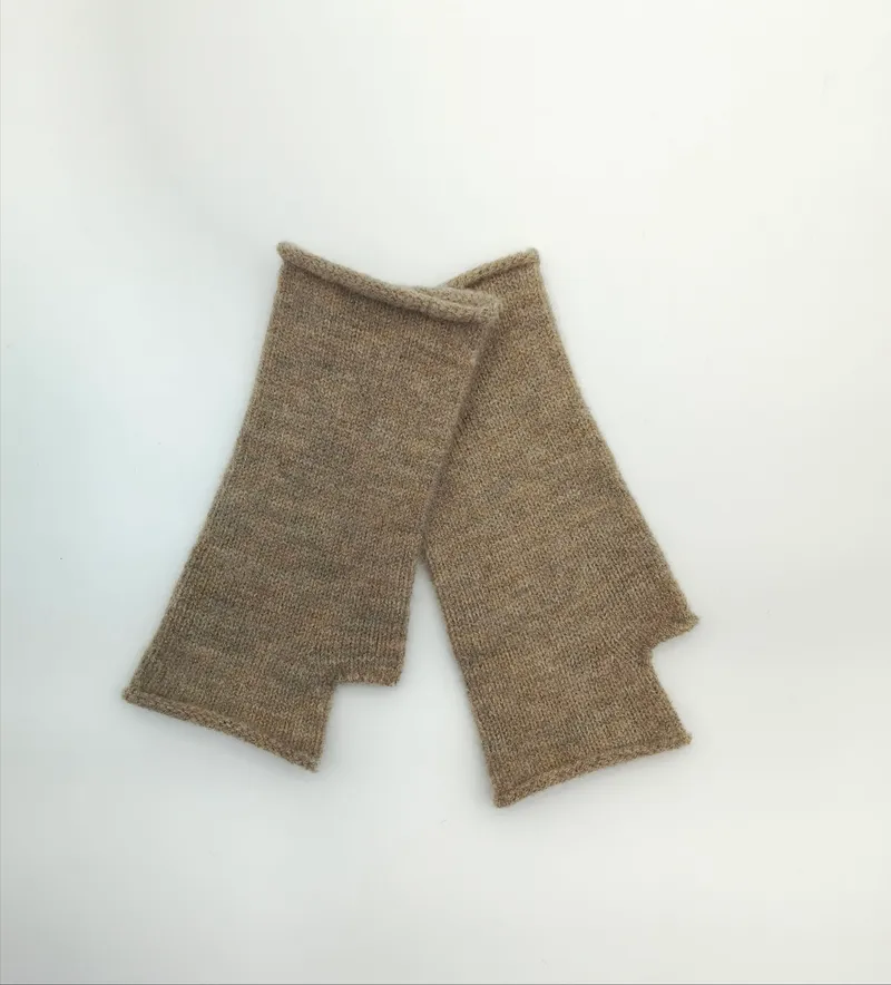 Paar fingerlose Strickhandschuhe in Taupe-Melange mit Daumenöffnung, flach auf weißem Untergrund liegend