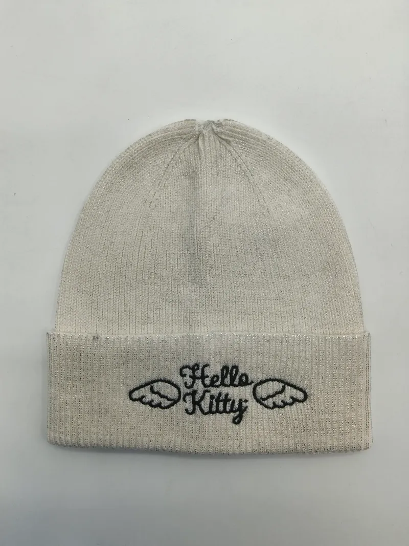 Creme-weiße Rippenstrick-Beanie mit Hello-Kitty-Engelflügel-Stickerei auf umgeschlagenem Mützenrand, flach fotografiert