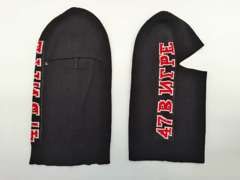 Schwarze gestrickte Vollgesichtsmaske mit kyrillischem Aufdruck in Rot und Weiß, Vorder- und Rückansicht nebeneinander