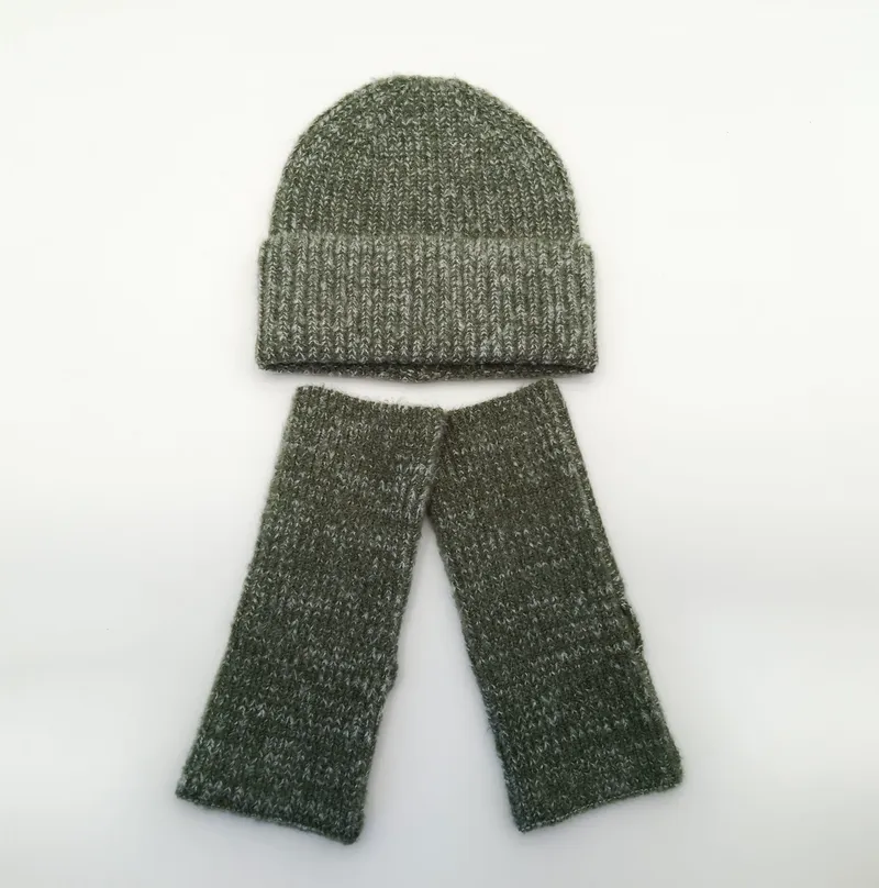 Olivgrüne melierte Rippenstrickmütze mit passenden fingerfreien Handschuhen, nebeneinander auf weißem Hintergrund