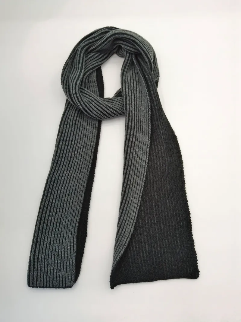Rippenstrickschal in Anthrazit und Schwarz, aufgefaltet und locker drapiert, mit sichtbarem Strickmuster