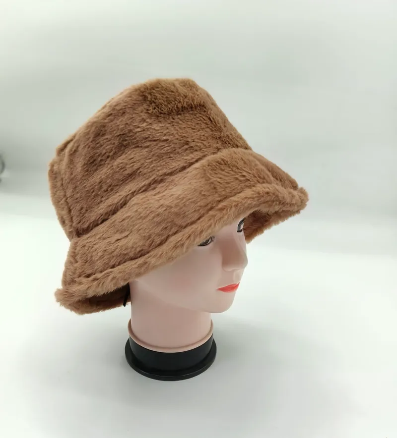 Kamelbrauner Plüsch-Bucket-Hat auf einem Modellkopf, mit breiter Krempe und dichtem Kunstfell-Flor in der Seitenansicht