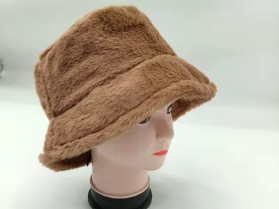 Kamelbrauner Plüsch-Bucket-Hat auf einem Modellkopf, mit breiter Krempe und dichtem Kunstfell-Flor in der Seitenansicht