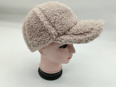 Kuscheliges Teddy-Fleece-Cap in warmem Cremeweiß mit geschwungenem Schirm, Seitenansicht auf Hutständer
