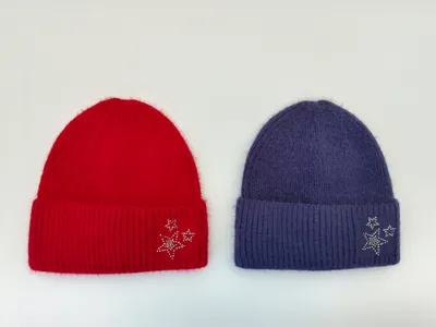 Zwei flauschige Rippenstrickmützen in leuchtendem Rot und Violett mit glitzerndem Strass-Stern-Applikation am Umschlag