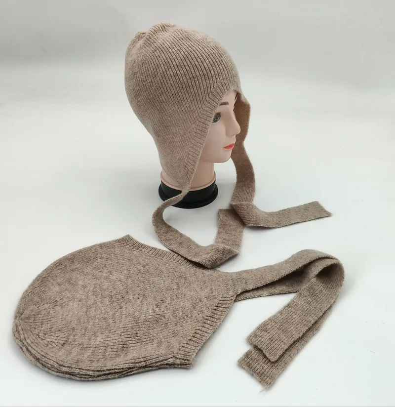 Beige gerippte Strickmütze im Bonnet-Stil mit langen Bindebändern, auf einem Hutständer und als Flachbild-Ansicht präsentiert
