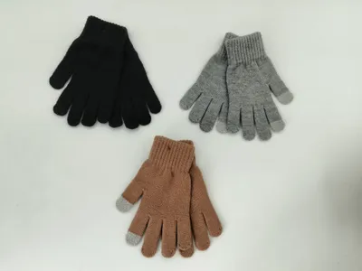 Drei Paar gerippte Strickhandschuhe in Schwarz, Grau und Sandbeige mit leitfähigen Fingerkuppen, flach auf weißem Untergrund angeordnet