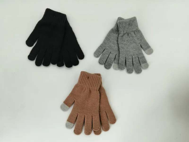 Drei Paar gerippte Strickhandschuhe in Schwarz, Grau und Sandbeige mit leitfähigen Fingerkuppen, flach auf weißem Untergrund angeordnet