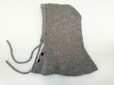 Graue mehrfarbig melierte Strick-Babyhaube mit Kinnbändern und zwei schwarzen Druckknöpfen, als Flachbild auf weißem Hintergrund