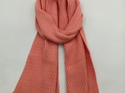 Altrosa Rippenstrickschal locker drapiert auf weißem Untergrund, mit feiner Rippenstruktur und weichem Fall