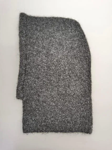 Anthrazitfarbene Balaclava-Haube aus flauschigem Strickstoff mit feiner Struktur, flach auf weißem Hintergrund ausgelegt