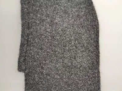 Anthrazitfarbene Balaclava-Haube aus flauschigem Strickstoff mit feiner Struktur, flach auf weißem Hintergrund ausgelegt