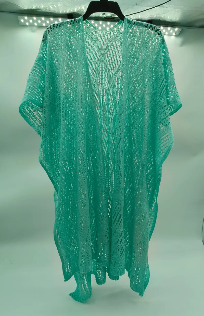 Mintfarbener Häkel-Kimono mit welligem Lochmuster, kurzen Ärmeln und langem Schnitt, auf einem Kleiderbügel präsentiert