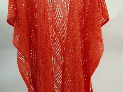 Rostoranger Häkel-Kimono mit geometrischem Lochmuster und kurzen Ärmeln auf Kleiderbügel