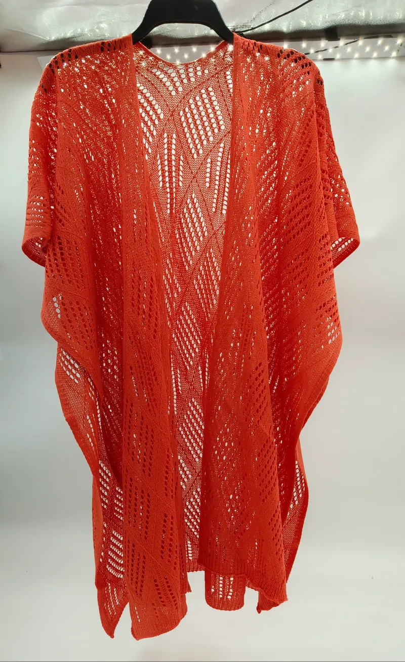 Rostoranger Häkel-Kimono mit geometrischem Lochmuster und kurzen Ärmeln auf Kleiderbügel