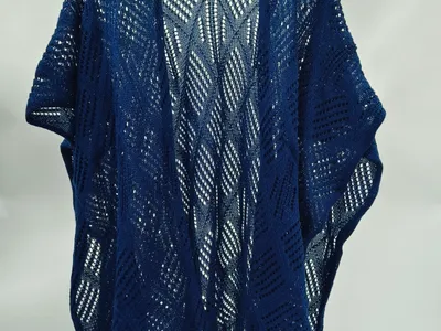Marineblauer offener Häkel-Cardigan mit diagonalem Wellenmuster auf schwarzem Kleiderbügel hängend
