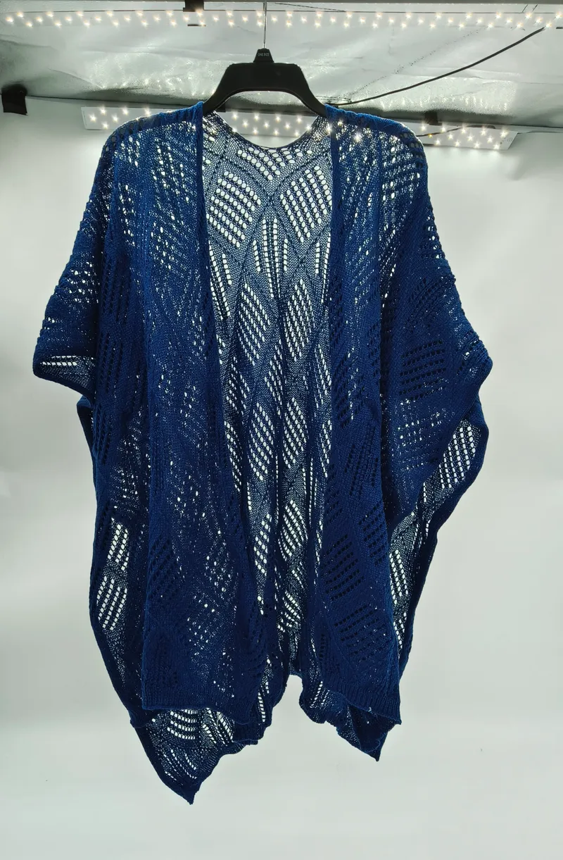 Marineblauer offener Häkel-Cardigan mit diagonalem Wellenmuster auf schwarzem Kleiderbügel hängend